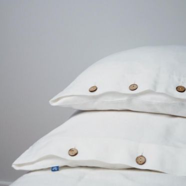 Pościel lniana biała z guzikami kokosowymi